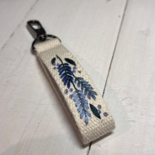 Vyšívaná klíčenka – Levandule modrá - obrázek 4 z galerie