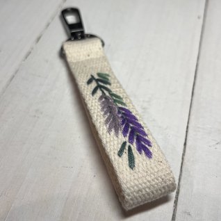 Vyšívaná klíčenka – Levandule fialová - obrázek 4 z galerie