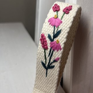 Vyšívaná klíčenka – Růžová - obrázek 2 z galerie