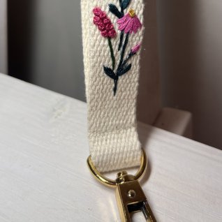 Vyšívaná klíčenka – Růžová - obrázek 3 z galerie