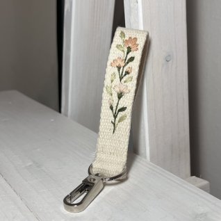 Vyšívaná klíčenka – Meruňková - obrázek 1 z galerie