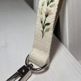 Vyšívaná klíčenka – Meruňková - obrázek 4 z galerie