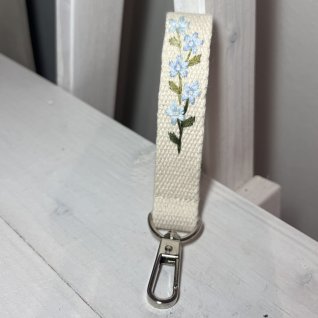 Vyšívaná klíčenka – Pomněnky - obrázek 1 z galerie