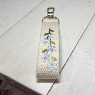 Vyšívaná klíčenka – Pomněnky - obrázek 4 z galerie