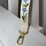 Vyšívaná klíčenka – Světle modrá - druhý obrázek z galerie