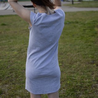 Volné basic šaty – šedá - obrázek 4 z galerie